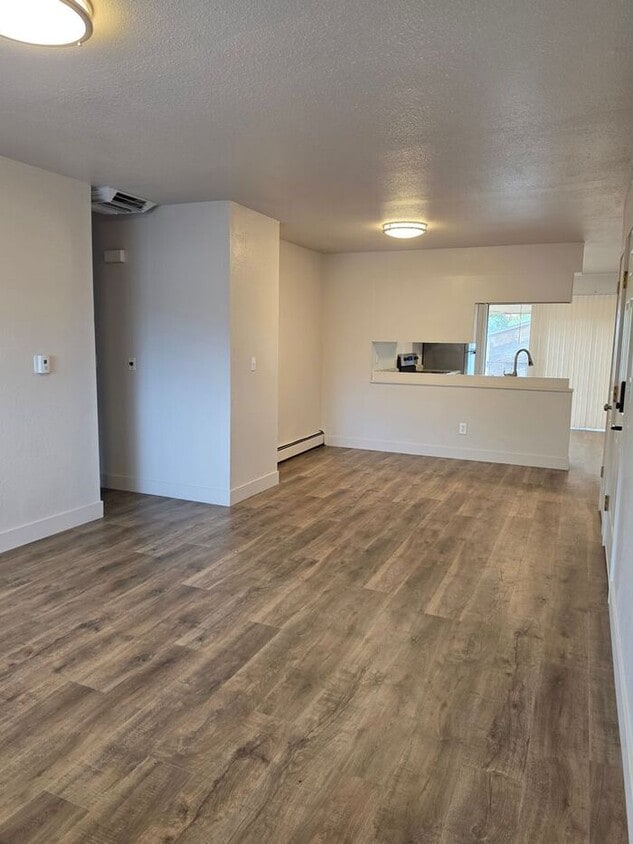 Clean upstairs 2 bedr.1 bath condo - Clean upstairs 2 bedr.1 bath condo