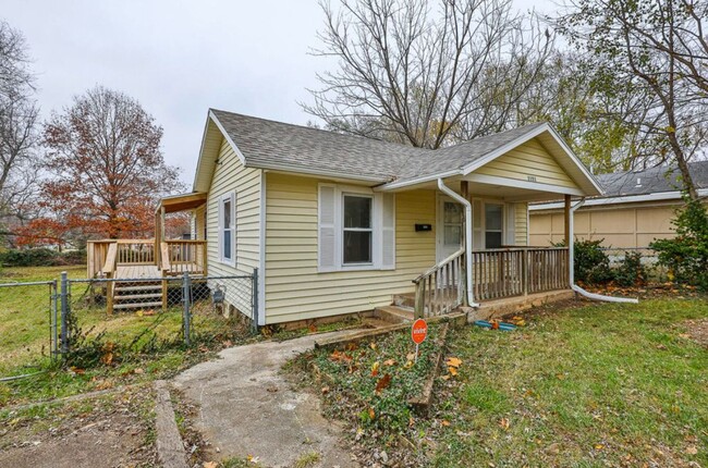 Building Photo - 3 bedroom | 1 bathroom | Fenced Backyard, ...