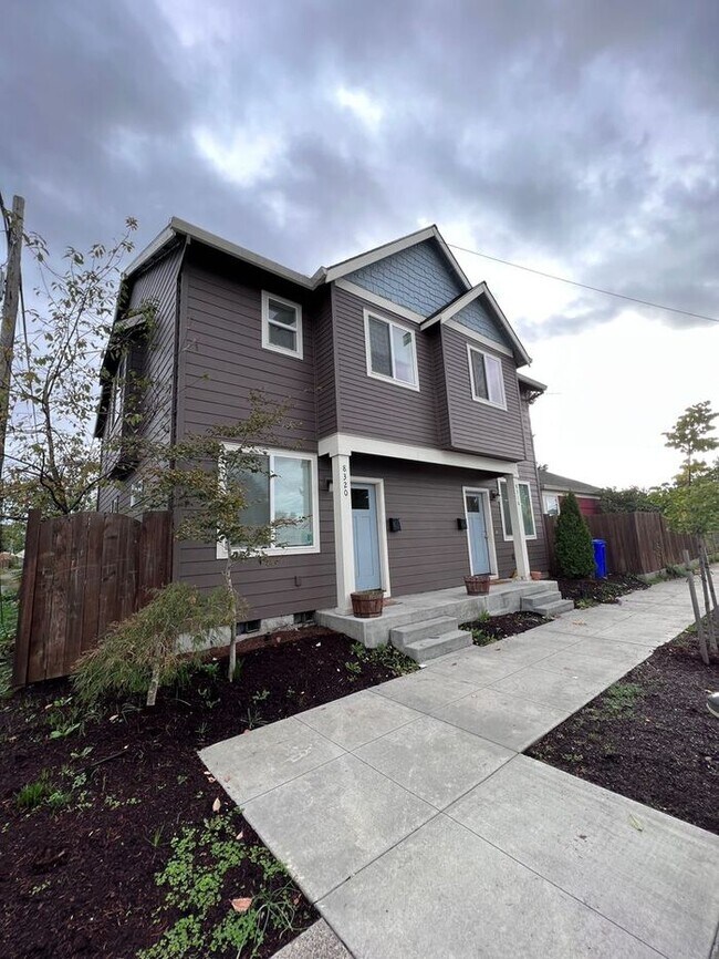 Foto del edificio - Now Showing- Charming 3-Bedroom Townhome in Lively Lents Neighborhood - Your New Home Awaits!