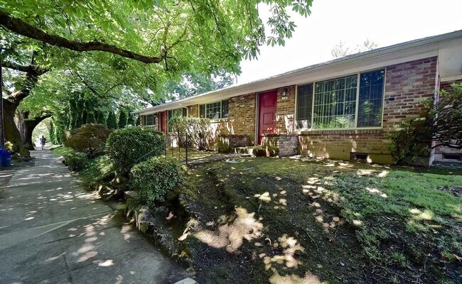 Foto del edificio - Charming and attractive 2 bed/1 bath in Irvington Neighborhood!