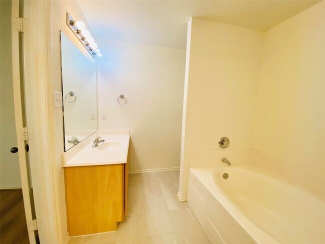 Foto del edificio - 5747 Wandering Creek Dr