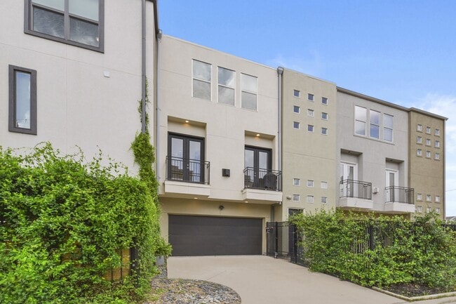 Foto del edificio - Ideal Location | Memorial Park Living & Ci...