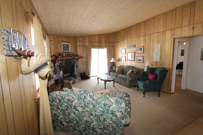 Building Photo - 951 G Ln