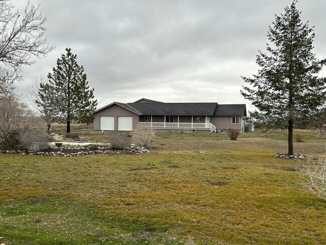 Foto del edificio - Spacious 3 BR 2 BA 2 Car garage on acreage