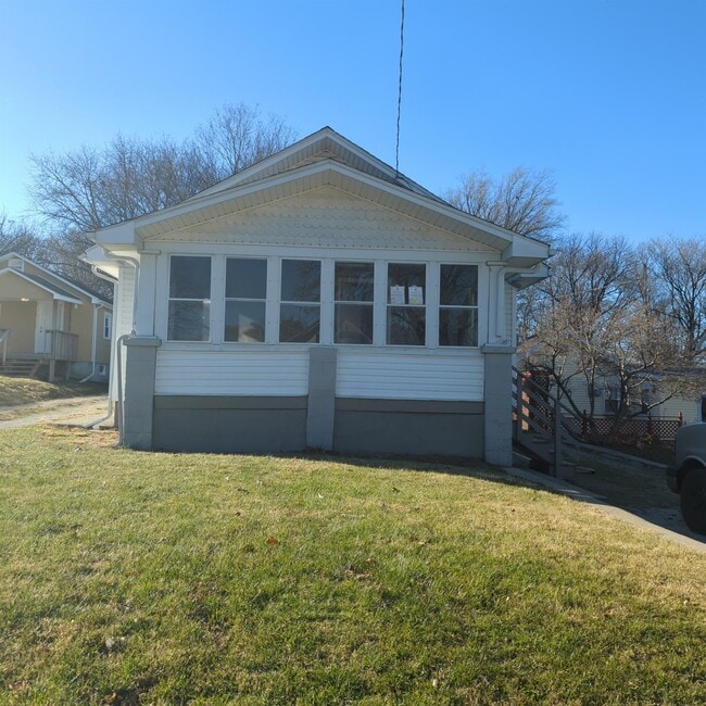 Building Photo - 220 Grandview Ave