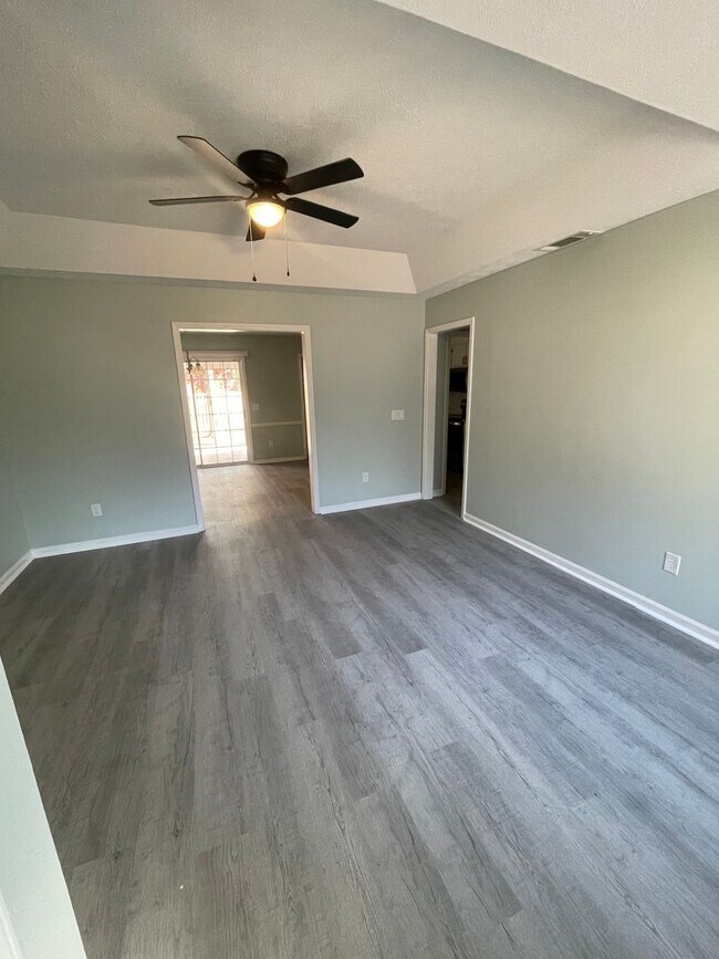 Foto del edificio - Updated 2BR/2BA Duplex in Downtown Springfield – Modern Finishes & Spacious Layout