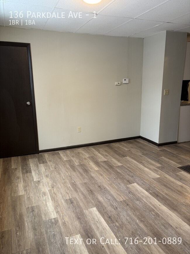 Foto del edificio - 136 Parkdale Ave