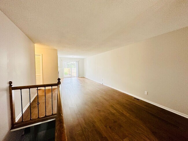 Building Photo - {12311} Spacious Townhome in Desirable OP ...