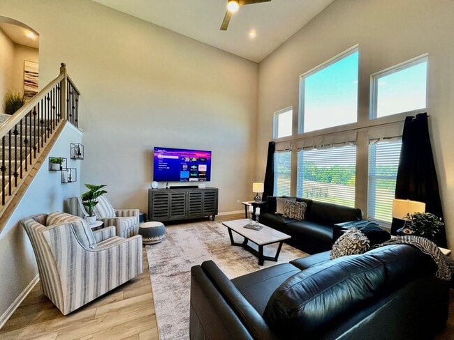 Building Photo - Fully Furnished Executive Miamisburg Home