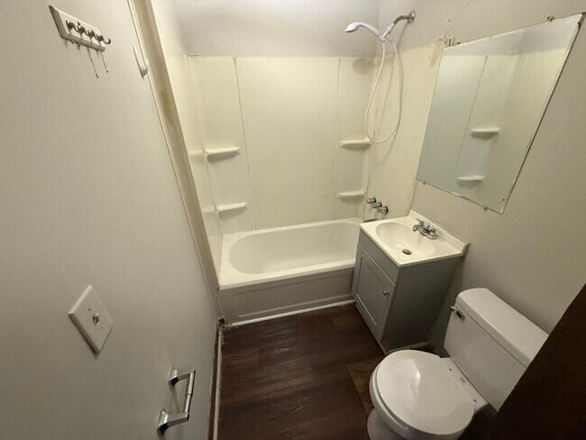 Foto del edificio - 107 Rayon Dr