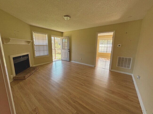 Foto del edificio - 1654 Clear Lake Ave