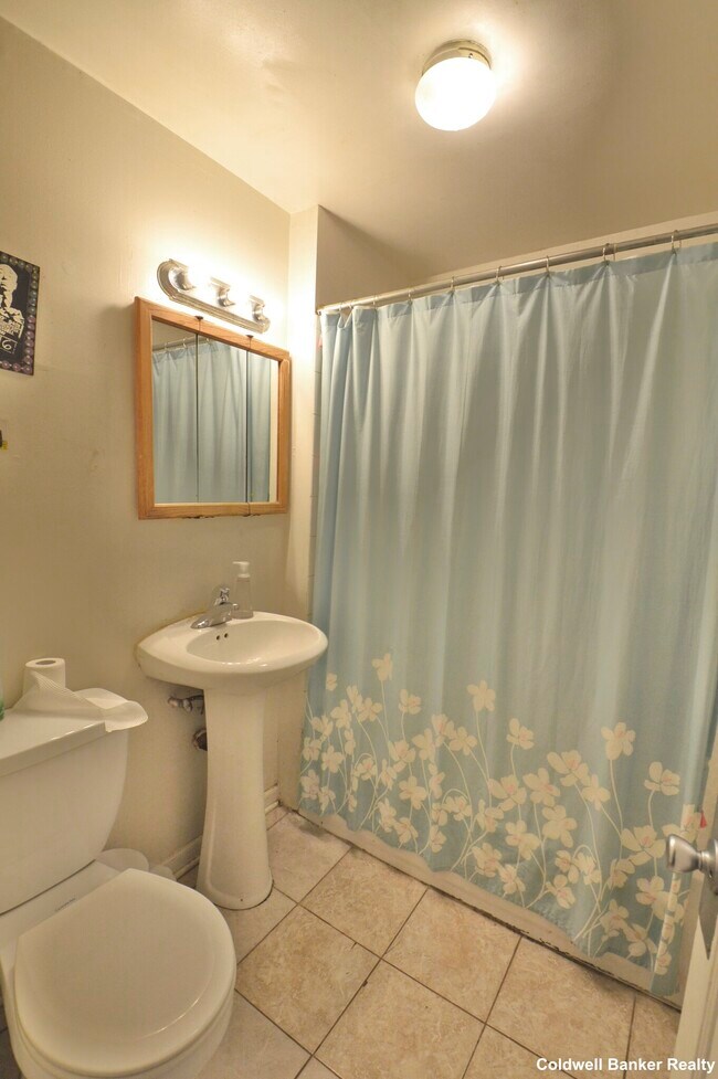 Building Photo - 2622 N Avers Ave