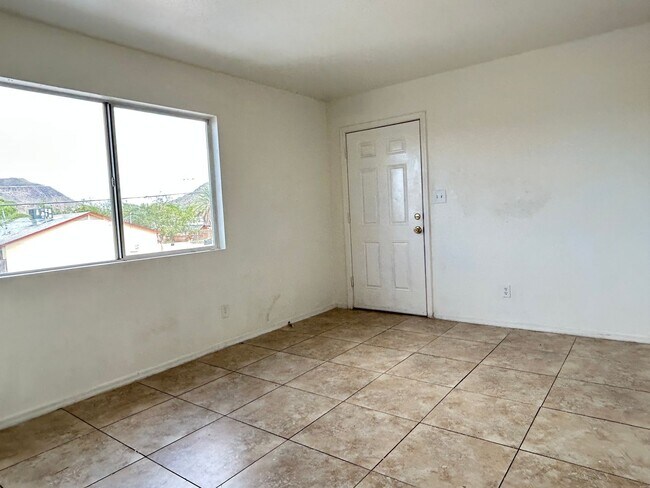 Building Photo - 1321 W Vogel Ave