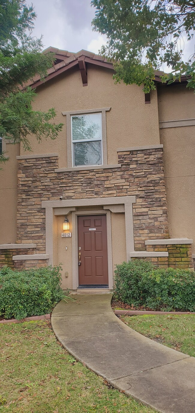 Building Photo - 3301 N Park Dr