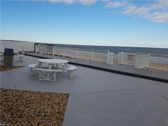Building Photo - Stunning 2 bed Condo at the Chesapeake Bay off Shore Dr