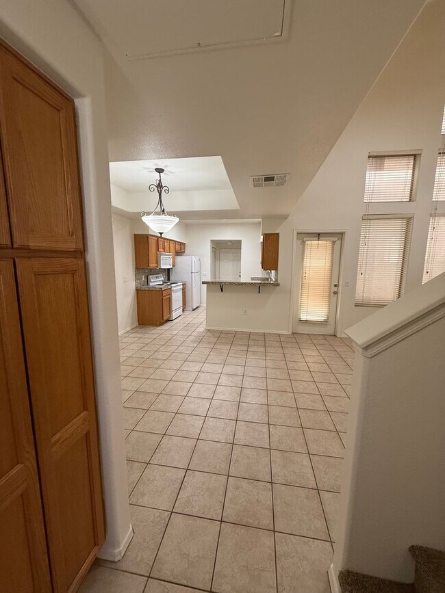 Foto del edificio - 3 Bedroom Townhouse with Garage, Gated Com...