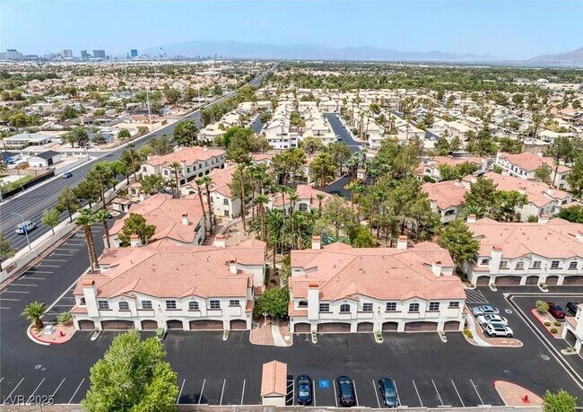 Foto del edificio - 2975 Bluegrass Ln