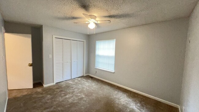 Building Photo - Spacious townhouse that is convenient to c...