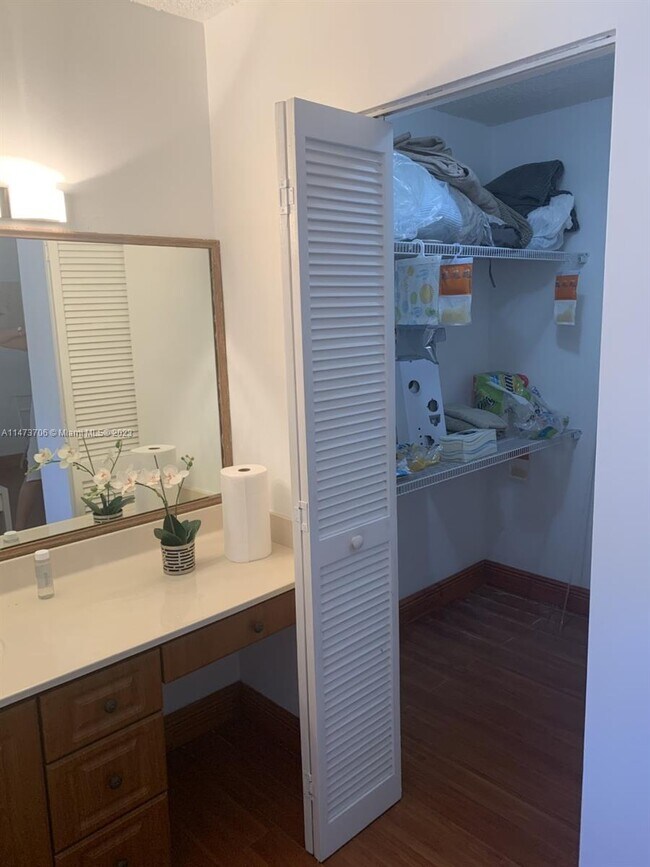 Foto del edificio - 860 NW 106th Ave