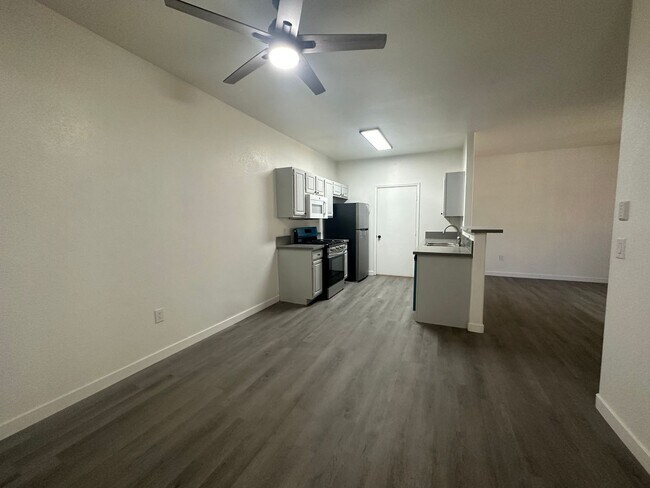 Building Photo - 2 Bedroom Condo