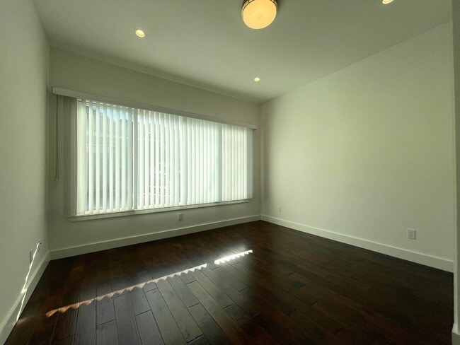 Foto del edificio - Nice and bright 2 beds and 2 baths with beautiful hardwood floor throughout.