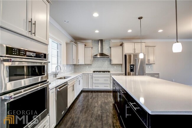 Building Photo - 827 Stone Ridge Ln NE