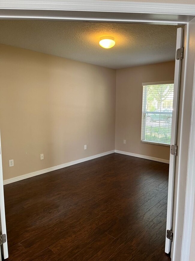 Foto del edificio - Avalon Park corner end Townhome featuring ...