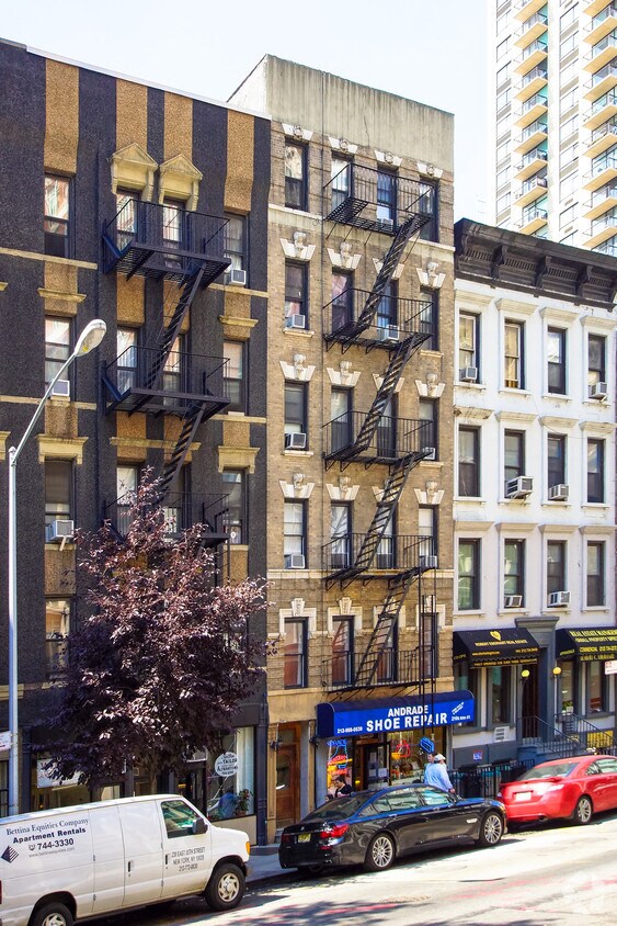 Building Photo - 210 E 85th St