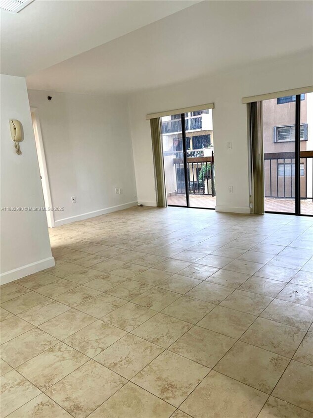 Foto principal - 5249 NW 7th St