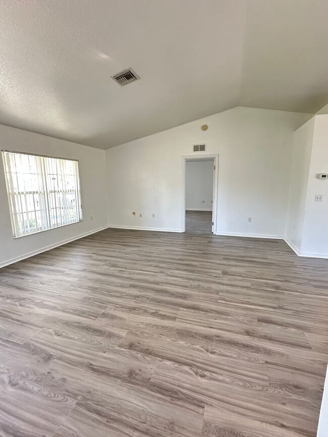 Building Photo - Affordable and move-in ready!