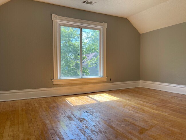 Foto del edificio - 611 Reaney Ave E