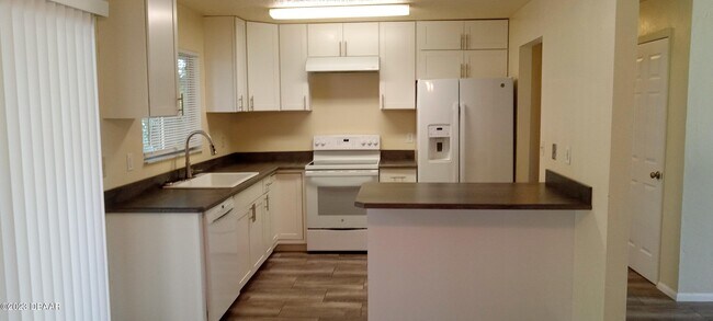 Building Photo - 8 Castle Manor Dr