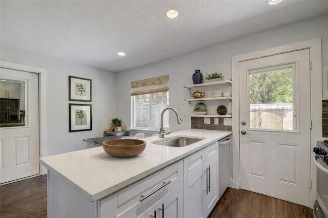 Building Photo - 1400 Southport Dr