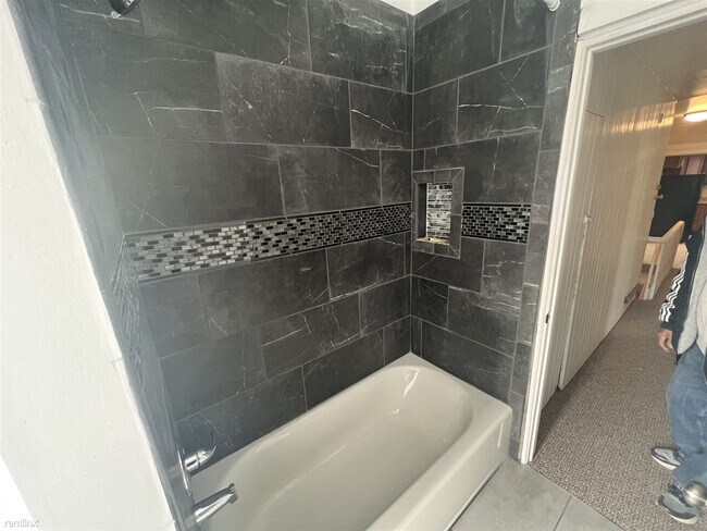 Building Photo - 3 br, 1 bath Duplex - Now/august(uptown)pi...