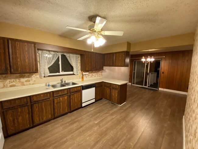 Building Photo - 385 3 Ave