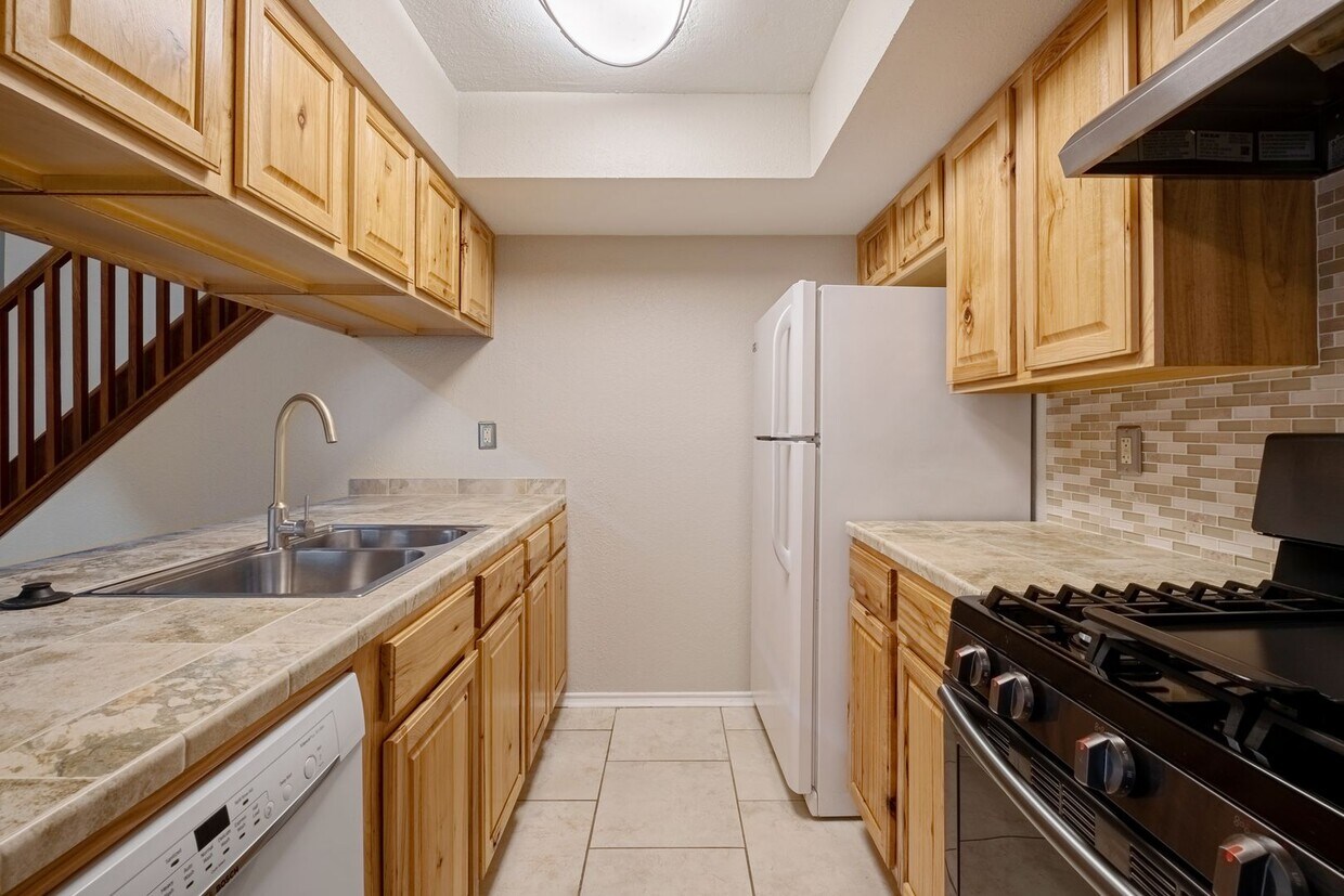 Foto principal - Delightful 2 Bedroom, 2 Bath Condo w/ Priv...