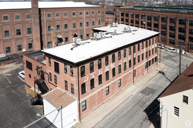 Foto del edificio - 548 Roosevelt Ave