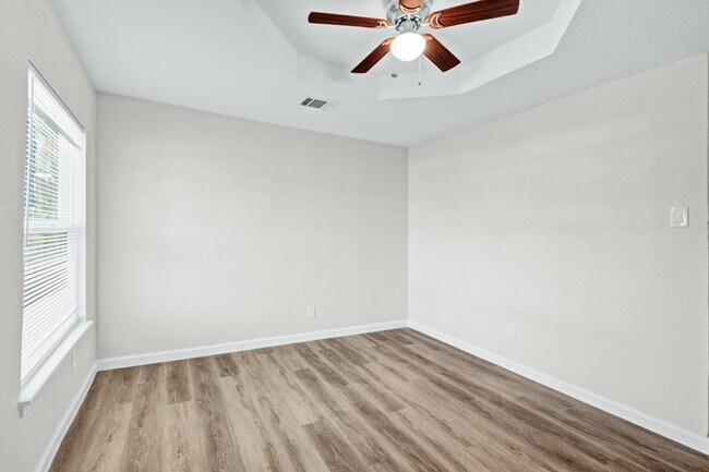 Building Photo - 207 E Bernard St