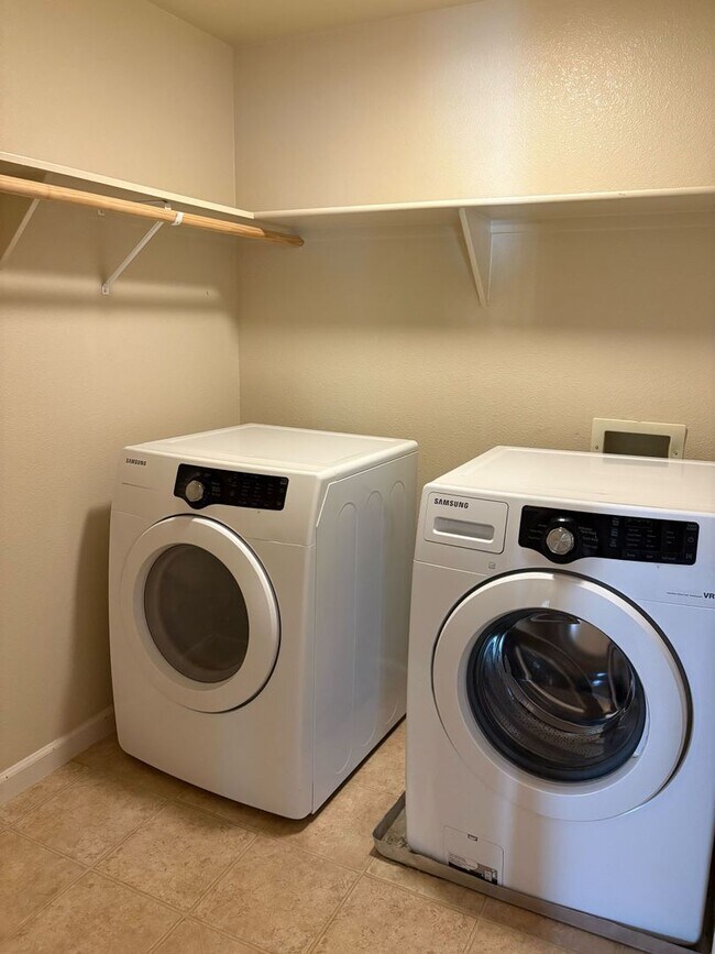 Foto del edificio - Modern Comfort in West Sacramento – 2 Bed,...