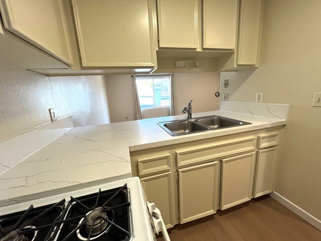 Foto del edificio - 2 Bedroom Apartment in North Park, Upstair...