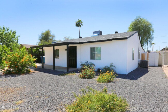 Building Photo - 3822 N 11th Ave
