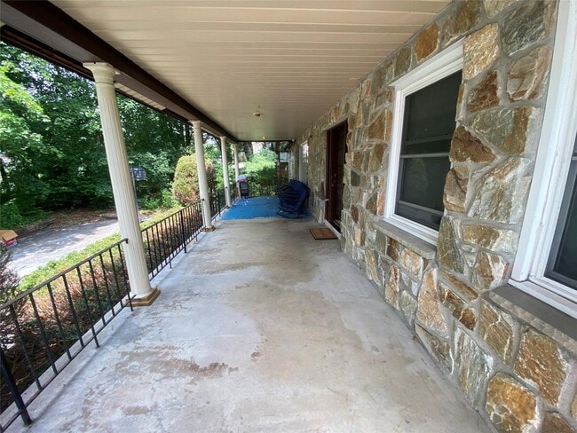 Building Photo - 350 Violet Ave