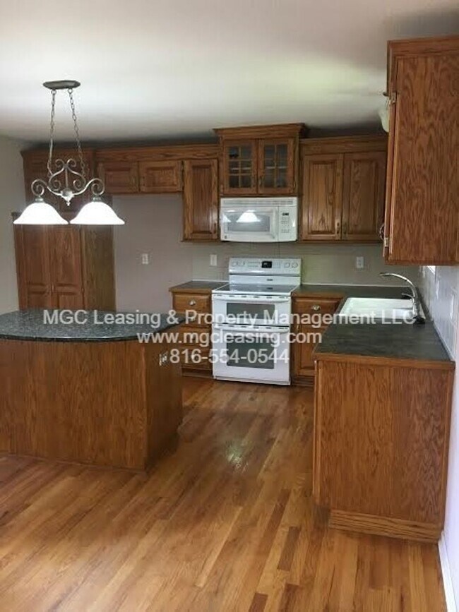 Building Photo - Stop scrolling—your dream home in Lee’s Summit is officially here!