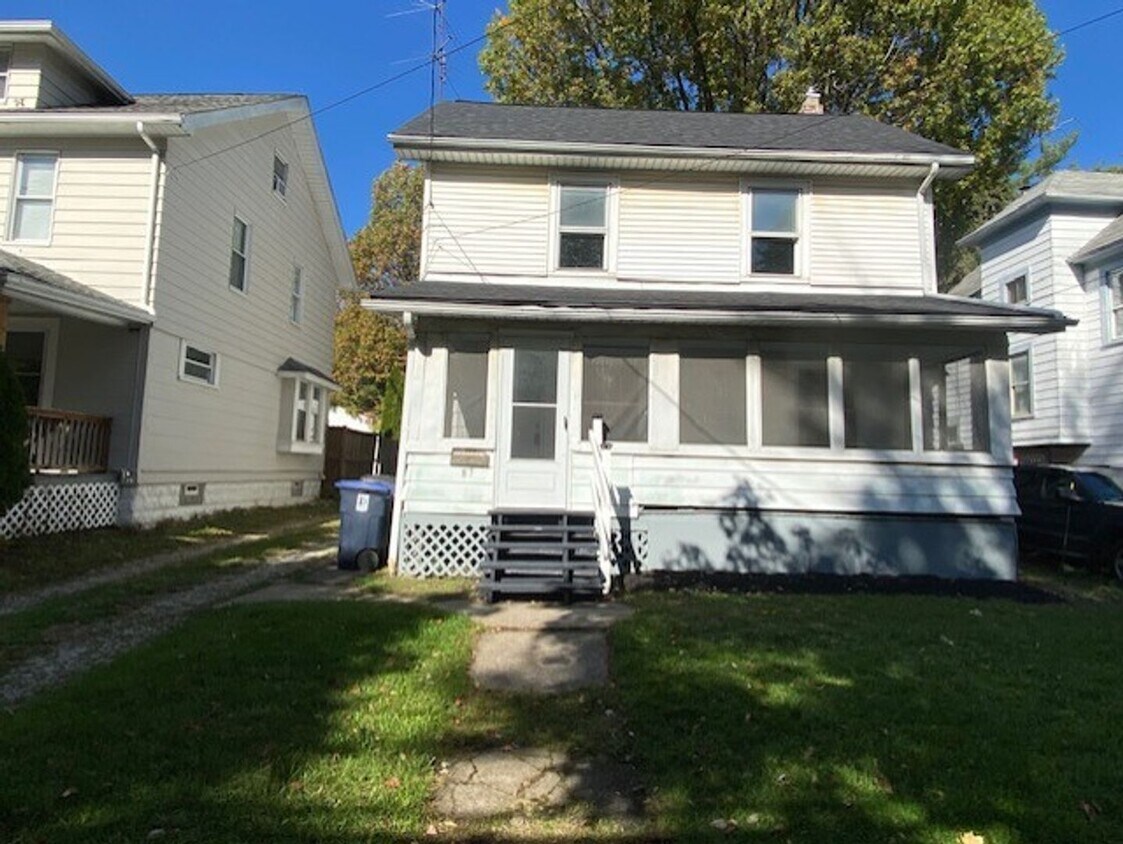 Foto principal - Updated 4-Bed with Porch & 2-Car Garage on...