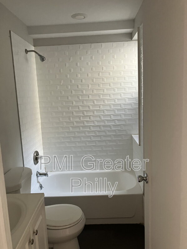 Foto del edificio - 332 N 62nd St