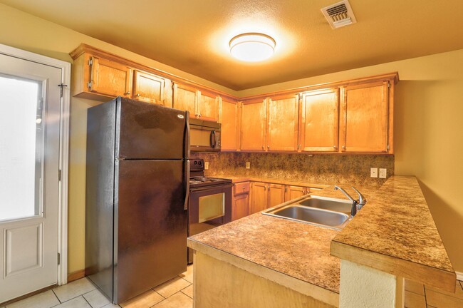 Foto del edificio - 3 Bedroom 2 Bathroom Duplex