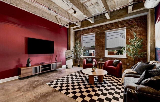 Building Photo - 708 E 18th St
