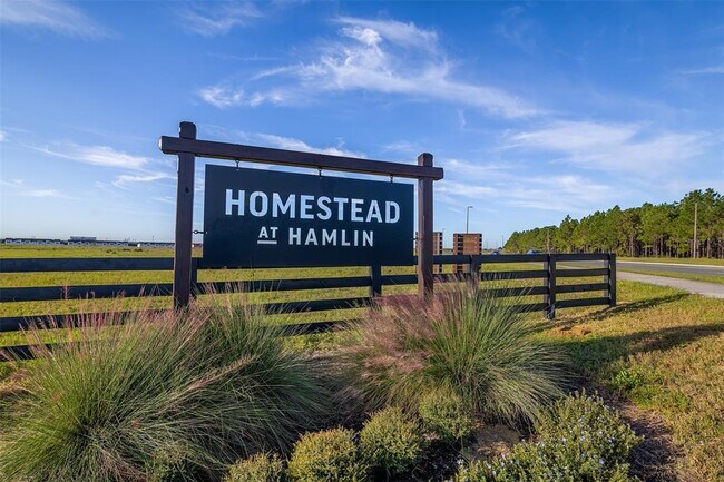 Foto del edificio - 15399 Hamlin Pk Dr