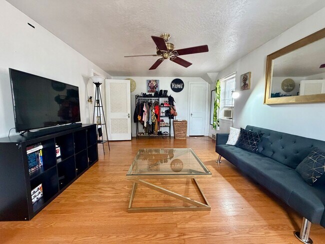 Foto del edificio - 6522 N American St
