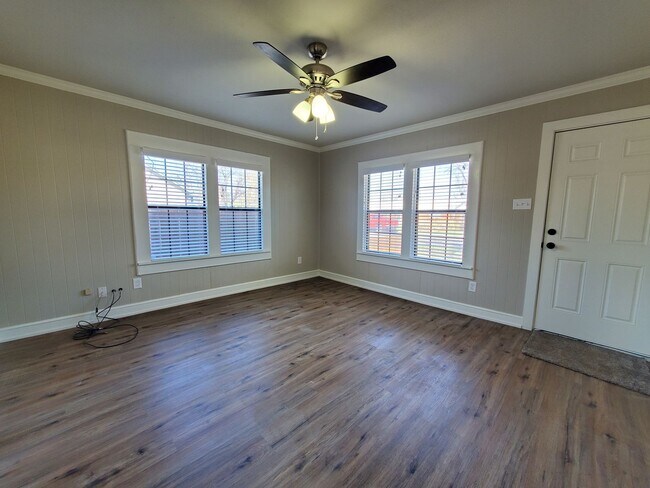Building Photo - BEAUTIFUL 1 Bedroom 1 Bath remodeled home!...